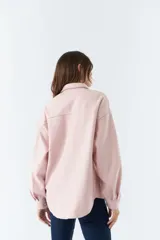 Sobrecamisa color rosa con cuello camisero, cierre frontal con botones, dos bolsillos de parche con solapa en el pecho, mangas largas con puños abotonados y corte holgado.