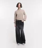 Buzo suéter de chenille color blanco, con cuello alto y rib en puños, cuello y bajo.