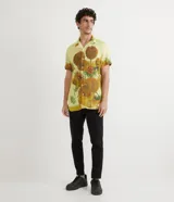 Camisa de viscosa color amarillo con estampado de girasoles de Van Gogh, de corte slim, manga corta y cuello bowling.