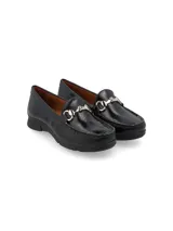 Mocasines negros charol con detalle de hebilla metálica plateada.