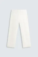 Pantalón negro de algodón con corte relajado y pierna ancha (flare fit). Presenta cierre frontal con botón y cremallera, bolsillos delanteros y bolsillos traseros de plastrón.