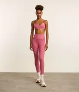 Top deportivo reversible en microfibra doble faz, color rosa con tiras grises. Tiene escote en V, breteles finos paralelos y copas removibles.