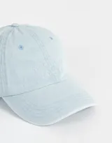 Gorra de denim celeste con bordado frontal.