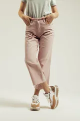 Pantalón de jean color rosa, corte cropped, tiro alto y terminación desflecada.