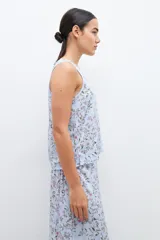 Blusa celeste con estampa floral, sin mangas.