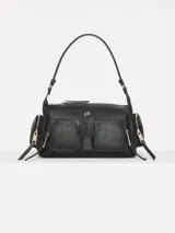 Cartera negra de cuero vacuno con doble asa corta. Tiene cierre superior, forro de tejido jacquard y múltiples bolsillos externos con cierre.
