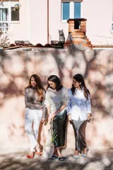 Bailarinas color malva con lentejuelas y lazo de tul plateado desflecado. Incluyen plantilla intercambiable de lana y piel.