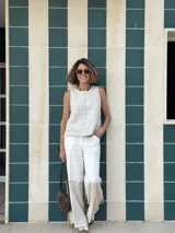 Pantalón ancho de corte recto con distintos cortes combinando colores beige, negro y marrón.