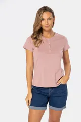 Remera color rosa viejo de corte clásico, con cuello redondo y tapeta con tres botones.