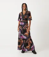 Pollera midi de viscosa con estampado de mariposas, cintura elastizada con pespuntes de colores y ruedo fruncido.