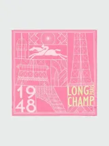 Pañuelo cuadrado de seda color fucsia con estampado gráfico en blanco y amarillo neón. El diseño incluye la Torre Eiffel, un jinete con caballo y el texto "1948 LONGCHAMP PARIS".