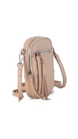 Bandolera compacta de símil cuero color rojo, con correa regulable y desmontable. Posee apertura superior, bolsillo frontal con cierre y bolsillo trasero abierto.