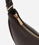 Cartera baguette pequeña de material sintético color marrón, sin estampa, con correa de mano y cierre de cremallera. No incluye pañuelo.