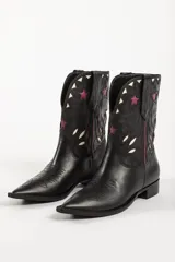 Botas de cuero negras con diseño de estilo western, con puntera fina y detalles de estrellas en color borgoña y blanco.