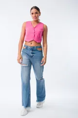 Chaleco sastrero fucsia con escote en V y cierre frontal con botones.