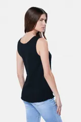 Musculosa lisa color lila en tela rib con botones a presión y corte relajado.