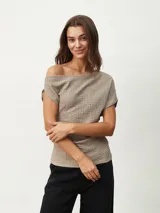 Remera azul piedra con textura, de escote asimétrico y manga corta.
