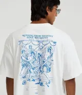 Remera de algodón blanca, corte oversized, con cuello redondo y manga corta. Presenta un pequeño estampado de texto en color azul claro en el pecho.