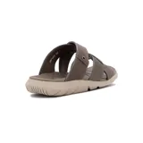 Sandalia de hombre color kaki/marrón topo, con tiras cruzadas de material sintético con perforaciones y costuras visibles. Suela gruesa y ergonómica en tono beige claro.