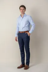 Pantalón de vestir de lino color beige, corte slim fit, con bolsillos laterales y traseros.