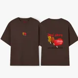 Camiseta celeste con estampado de helados y texto en la espalda.