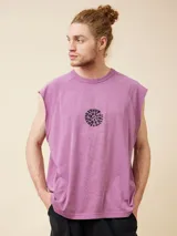 Musculosa celeste con estampado circular en el pecho.