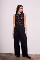 Pantalón negro de corte amplio, con cintura elástica y textura arrugada.