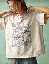 Remera color crudo de corte holgado con estampado de motivos marinos en color azul.