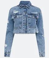 Campera cropped de jean celeste con cuello camisero, cierre frontal con botones, bolsillos en el pecho, roturas y terminaciones desflecadas.