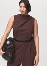 Mono largo sin mangas color marrón oscuro, con cuello redondo drapeado y cinturón ajustable.