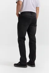 Pantalón de jean color beige, corte recto, tiro medio y con presillas para cinturón.