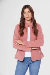 Campera polar azul marino con cuello alto y cierre frontal. Tiene bolsillos laterales con cierre y logo bordado en el pecho.