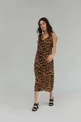 Vestido midi con estampado animal print de leopardo, breteles finos regulables y corte recto.