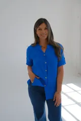 Camisa azul francia de lino con cuello mao y mangas cortas con presilla. Cierre frontal con botones.