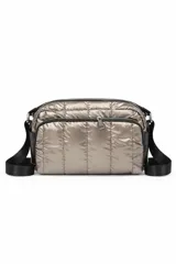 Cartera bandolera acolchada color plateado, con cierre principal y bolsillos frontales con cierre. Cuenta con correa ajustable de tela negra.