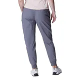 Pantalón jogger color marrón, con cintura elástica, bolsillos laterales y puños elásticos.