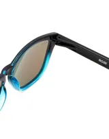 Lentes de sol unisex Hawkers, modelo Polarized Fusion, con montura negra y lentes espejados celestes con degradé.