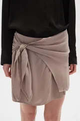 Short color beige con diseño cruzado y nudo en la parte delantera.