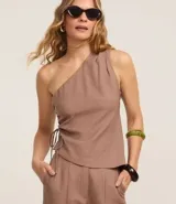 Blusa sastre de viscosa color marrón, con escote de un hombro, bretel ancho, regulador lateral y bajo asimétrico.