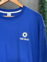 Remera azul de corte oversized confeccionada en jersey 100% algodón.