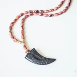 Collar largo de resina con dije en forma de cuerno, que se puede usar en dos vueltas.
