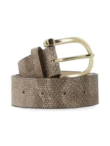 Cinturón de cuero color beige con estampado de reptil y hebilla metálica dorada con forma de D.