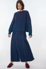 Sweater de punto grueso a rayas verticales en color azul petróleo y borgoña, de corte holgado y mangas largas.