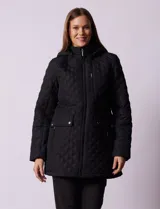 Campera capitoneada negra marca Weatherproof, con capucha desmontable, cierre central, bolsillos frontales con cierre, tajo lateral con botones y forro interno a tono.