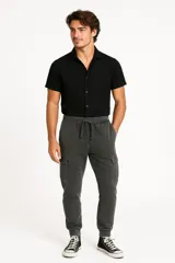 Pantalón babucha color beige con cintura elástica ajustable con cordón, bolsillos laterales y corte holgado.