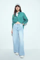 Jean ancho de tiro medio, color azul oscuro, con corte wide leg y paneles de costura visibles en las piernas.