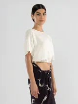 Pareo de playa con estampado animal print en tonos azules.