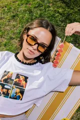 Collar corto de cuentas esféricas negras, con acabado brillante.