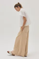 Blusa blanca de algodón con detalle metalizado, cuello con punto smock y mangas raglán.