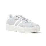 Championes urbanos color rosa con plataforma blanca y detalles en blanco en el talón y las tres tiras laterales.
